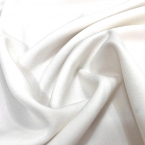 Плотная костюмная ткань с сатиновой выработкой, цвет молочный.  Визуально похожа на итальянскую шерстяную костюмную double face. Идеальна для базового костюма.
плотность 480 гр/м