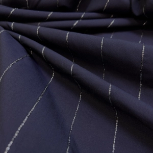 Хлопковый поплин в насыщенном тёмно-синем цвете с продольной фактурной нитью из люрекса (каждые 3,8 см). Поплин средней плотности, не прозрачный, с формоустойчивым характером. На женские рубашки и платья. Плотность 210 г/м.