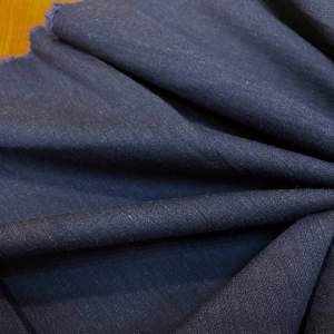 Хлопковый поплин из итальянского стока в припылённом сине-графитовом цвете с лёгкой меланжевой выработкой. Хлопок мягкий, пластичный, с формоустойчивым характером. Идеальный вариант для рубашек, платьев-рубашек. Плотность 215 г/м.