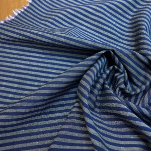 Сорочечный хлопок с добавлением льна из стоков Valentino в поперечную полоску (4 мм). Сочетание серого и сине-фиолетового цветов. Полотно мягкое, хорошо держит форму. Плотность 205 г/м. На мужские и женские рубашки.