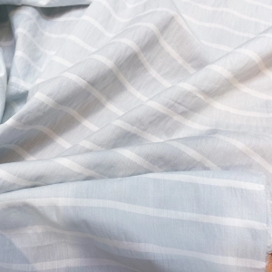 Хлопковый поплин из стоков Valentino с лёгкой крешированной фактурой в поперечную полоску. Сочетание светло-голубого и белого цветов. Полотно лёгкое, воздушное, хорошо держит форму, с небольшой прозрачностью. Подходит для пошива рубашек и платьев. Плотность 130 г/м.