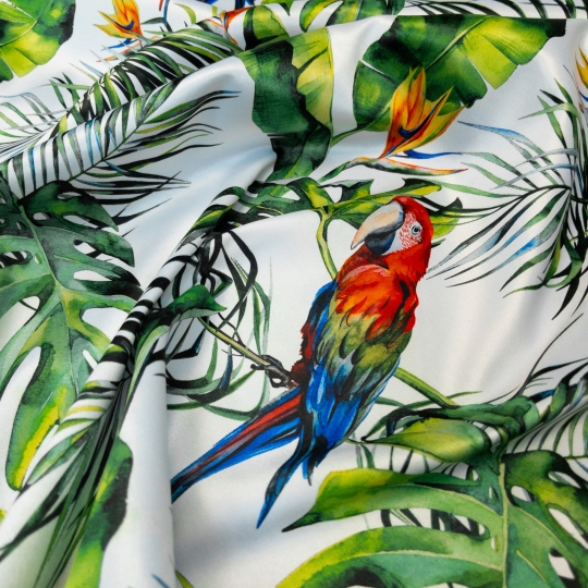 Сатин с тропическим принтом на белом фоне с попугаями 436104 Китай 790 рублей за метр