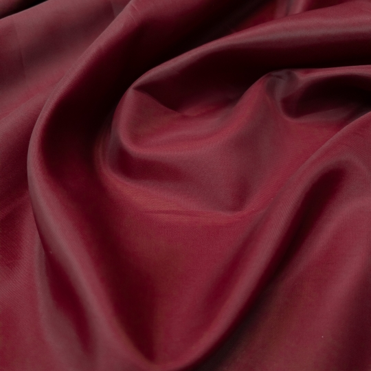 Подкладочная ткань вишневого цвета для костюмно-плательной группы 436525 Италия 200 рублей за метр