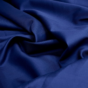Двойной хлопок диагонального плетения в насыщенном синем цвете из итальянского стока. Гладкий, очень мягкий, без намека на сухость. Складки получаются объемные, послушные, без грубых заломов. Прекрасно подходит для пошива куртки, тренча, плотных брюк. Отрез 4,0 м.