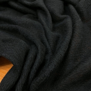 Утеплитель черного цвета для классического пальто и шуб. Не дает излишнего объема изделию. Невесомый и очень мягкий, пластичный. Внутри имеет каркас из нитей, вследствие чего не мигрирует внутри изделия, стежки не требует.