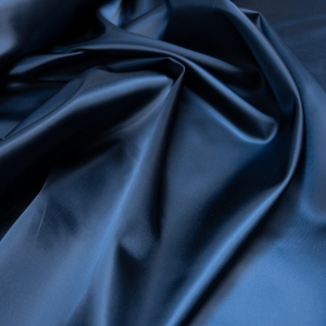 Гладкая и плотная подкладка. Полотно синего цвета с легким фиолетовым отливом. Совершенно не светится. Подходит для пальто и шуб.