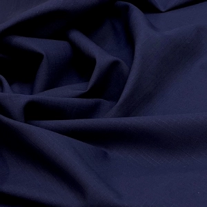 Потрясающая костюмная шерсть с добавлением эластана из итальянского стока. Безупречное качество! Полотно выполнено в тёмно-синем цвете с жаккардовой выработкой в мелкую клетку. Отлично драпируется, совершенно не сухая. Для жакетов, платьев, юбок и костюмов для женского гардероба.