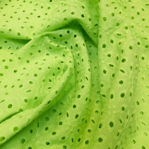Хлопковое шитье в неоново-зеленом цвете. Ткань воздухопроницаемая, средней сминаемости. На ощупь нежная, тонкая и приятная. Идеально для рубашки или длинного свободного платья. Под платье или юбку  понадобится подкладка, можно для этой цели использовать хлопковый батист арт 436797