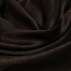 Отрезы 2,0; 2,0; 1,75 м.
Вискозный костюмно-пальтовый подклад из брендовых стоковых коллекций спокойного темно-коричневого  цвета. Диагональное плетение. Тактильно шелковистый, гладкий.