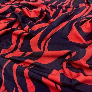 Вискозный трикотаж из итальянского стока креповой выработки. Сочетание тёмно-синего и красного цветов. На женские футболки и туники. Отрез 3,15 м.