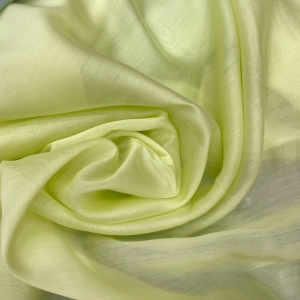 Нежнейшая вуаль из тенселя неонового желто-зеленого цвета, разбавленного молоком. Полотно с переливом, удерживает форму, не провисает, идеально для воздушных рубашек, свободных туник, платьев. В основе стабильно, не дает раздвижку волокна. В составе 100% тенсель, это экологичное эвкалиптовое волокно со свойствами как у вискозы.