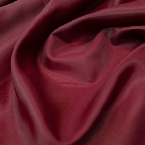 Плательно-костюмный подклад вишневого цвета из итальянских фабричных коллекций. Полотно без эластана, с матовой фактурой и полотняной выработкой.