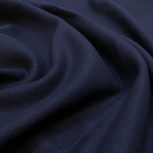 Фантастическая пальтовая ткань в тёмно-синем цвете. Поверхность гладкая, благородная. Пальтовая ткань плотная, прекрасно держит форму, складки получаются объемные. Хорошо подойдёт для изделий в рубашечном стиле и классических фасонов. Так же можно добавить вязаные фрагменты (рукава, капюшон, отделка на воротнике) и сшить длинное пальто. В наличии отрез 1,8 м.
Плотность около 890 г/м