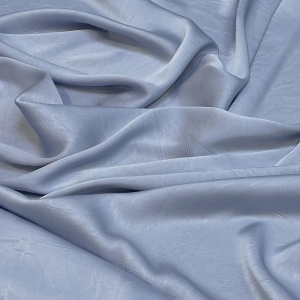 Атлас Армани с крэш эффектом серо-голубого оттенка. Не светится, достаточный отвес, можно шить и вечерние брюки, и платья-рубашки, и свободные блузоны.