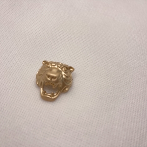 Нашивка металлическая «тигр», цвет матовое золото. 24*26 мм.