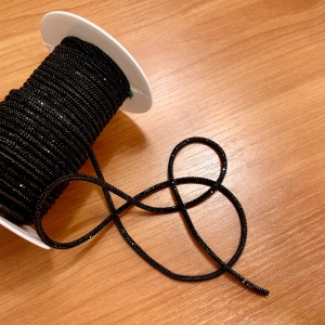 Силиконовый шнур со стразами, 4мм. Для декора одежды. Цвет черный.