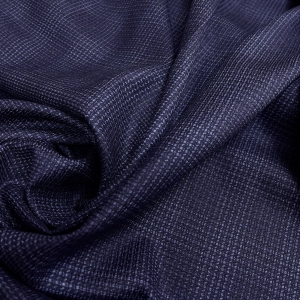 Роскошная костюмная шерсть из стока Armani, цвет разбеленный темно-синий. Качество изумительное, полотно тактильно гладкое и мягкое, имеет спокойную жаккардовую выработку в клетку. Подойдет для пошива жакета, платья или юбки. Отрез 1,9м