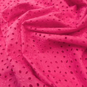 Хлопковое шитье в цвете розовая фуксия. Ткань воздухопроницаемая, средней сминаемости. На ощупь нежная, тонкая и приятная. Идеально для рубашки или длинного свободного платья, для которого понадобится подклад.