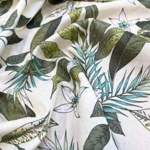 Тоненький хлопковый батист, цвет основы молочный с зеленой ноткой, с красивыми тропическими листьями. Идеален для летней рубашки или сарафана.