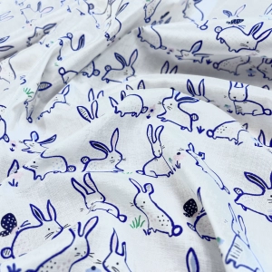 Тоненький хлопковый батист белого цвета с синими зайчиками. Очень милый и забавный принт. Подойдет для пошива рубашки или детского платьица.