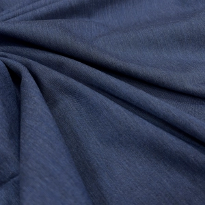 Облегчённое хлопковое полотно из стоков Valentino в синем цвете с меланжевой выработкой. Мягкая, с формоустойчивым характером, не сухая. Хорошо драпируется в мягкие, объемные складки. Немного просвечивает, тянется. Прекрасный вариант на летние рубашки, платья, сарафаны. Плотность 200 г/м.