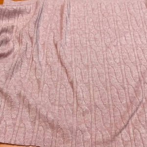 Супермягкий и ласковый трикотаж-косичка, тактильно как кашемир. Идеален для пошива платьев или пуловеров, в том числе отлично подойдет для мужских пуловеров. У трикотажа замечательный состав, он практически полностью натуральный. Цвет пыльная роза.