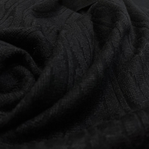 Супермягкий и ласковый трикотаж-косичка, тактильно как кашемир. Идеален для пошива платьев или пуловеров, в том числе отлично подойдет для мужских пуловеров. У трикотажа замечательный состав, он практически полностью натуральный. Цвет черный.