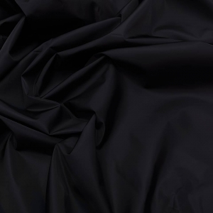 Водоотталкивающая плащёвая ткань из итальянского стока в чёрном цвете. Отлично подходит для ветровки, анорака, дождевика. Шуршит, не жёсткая, хорошо держит форму. Отрез 1,6 м.