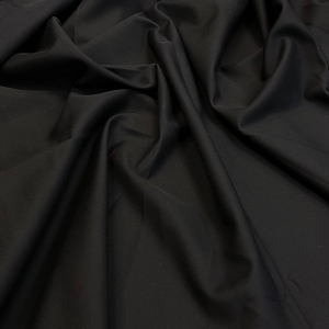 Плотный костюмный хлопок из итальянского стока в черном цвете диагональной выработки. Хлопок мягкий, достаточно пластичный, без излишней сухости. Отлично подходит для пошива брюк и рубашки. Отрез 1,45 м.
