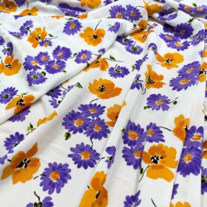 Невероятно красивый трикотаж крепового плетения из итальянских стоковых коллекций. На белом фоне россыпь из сиреневых и оранжевых цветов. 
Отрез 1,4 м