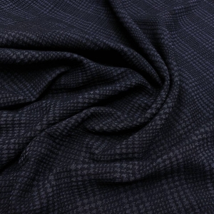 Лёгкое жаккардовое полотно с крэш эффектом из итальянского стока. Сочетание темно-синих и сине-серых нитей. Полотно очень подвижное, биэластичное, не сухое и не просвечивает. Из такой ткани можно шить платья в рубашечном стиле, ветровки, бомберы на теплый период. Отрез 2,1 м