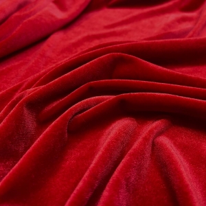 Бархат красного цвета с плотно набитым ворсом, за счет это цвет становится более глубоким и насыщенным. Тактильно бархат невероятно мягкий, шелковистый и очень хорошо тянется в обе стороны.
Идеален для пошива новогоднего платья, базовой юбки по фигуре, водолазки или топа, а также свободных брюк.