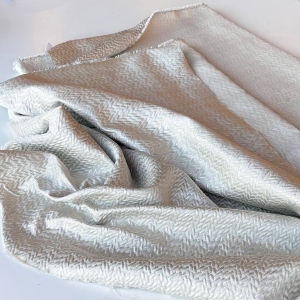 Жаккард из стока Valentino с добавлением люрексовой нити. Воздушное и легкое полотно, подойдет для пошива пальто в весенне-летний период или вечернего жакета. Цвет теплый серый.