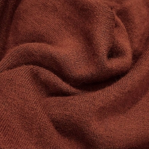 Трикотаж вязаный на тёплые пуловеры терракотового цвета. По отзывам наших клиентов, в носке довольно прилично себя ведёт, если носить аккуратно. Со временем пилинг появляется в местах трения, но не катастрофичный и легко удаляется.