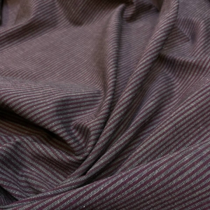 Сорочечный хлопок из стока Armani и Valentino в узкую поперечную полоску. Полотно легкое и плотно сплетенное, совсем не светится. Подойдет для пошива рубашки. Сочетание светло-серой нити с темно-розовой. Отрез 1,3м