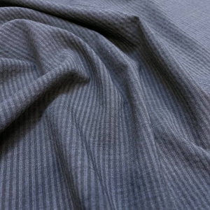 Костюмно-плательная шерсть из стока Armani и Valentino. Облегченное полотно с крэшированным эффектом и тонкой продольной полоской. Подойдет для пошива рубашки или платья-рубашки. Цвет классический серый. Отрез 2.45м