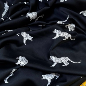 Атлас Армани (не бренд, торговое название) с леопардами на черном фоне. Струящийся, текучий с матовым переливом и бархатистой изнанкой. Совершенно волшебный атлас, очень похож на натуральный шелк визуально и тактильно. Идеален для пошива рубашки или платья.
