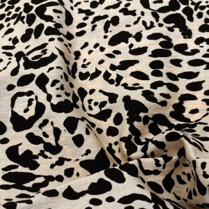 Плательная вискоза с добавлением нейлона. Черный леопард на бежевом фоне. Имеет фактурную выработку похожую на льняную. Полотно легкое, воздушное и за счет нейлона идеально держит форму. Подойдет для пошива летней рубашки или платья.