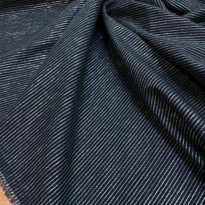 Сорочечный хлопок в чёрном цвете из итальянского стока в поперечную фактурную полоску из люрексовой нити. Смотрится эффектно и нарядно! На женские рубашки, платья. Плотность 170 г/м. Отрез 1,5 м.