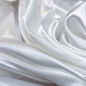 Плательный атлас в белом цвете из итальянского стока. Полотно само по себе сухое, хорошо держит форму, однако очень пластично в сборке, складки образуются мягкие, без заломов. Достаточно плотный, не просвечивает. Из такого атласа получатся потрясающие платья, блузы и элементы отделки.