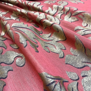 Потрясающий плотный костюмный жаккард из итальянского стока. В основе сильно припыленный бордовый цвет дополненный фрагментами в песочном цвете с каплей оливы. На лёгкие пальто, объемные бомберы.