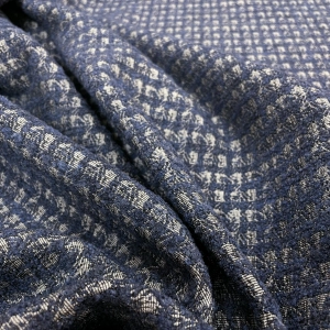 Великолепный жаккард из итальянского стока в серо-синем цвете. Полотно объемное, достаточно мягкое, не сухое и хорошо держит форму, образуя аккуратные складки. Отлично подойдет для пошива платья, жакета, облегченного пальто.  отрез 1,5 м