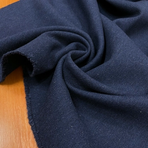Великолепная шерсть диагональной выработки в синем цвете с с легким меланжевым эффектом.  Достаточно сухое, но без излишней жестокости. Отлично подойдет на утепленный жакет или укороченное пальто. Плотность 710 г/м. Отрез 2,0 м.