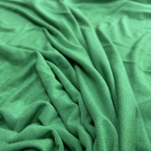 Великолепный вискозный трикотаж из итальянского стока в зеленом цвете. Небольшой отрез на майку или футболку 0,7 м.
