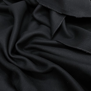 Великолепная пальтовая шерсть в чёрном цвете из итальянского стока. Полотно двустороннее: с одной стороны имеет красивое полотняное переплетение, с обратной - неярко выраженная диагональ. Двухслойная. Шерсть плотная, тяжелая, отлично держит форму. Прекрасно подойдет для пошива классического пальто. Плотность 890 г/м. Отрезы 1,95 и 3,5 м.