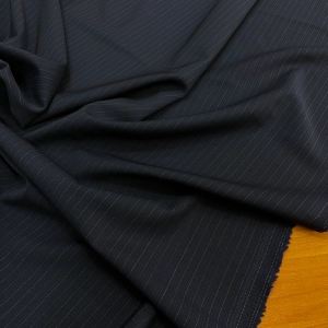 Великолепная костюмная шерсть из итальянского стока в тёмно-синем цвете в тонкую продольную полоску. Полотно лёгкое, немного светится, хорошо держит форму. Хорошо тянется (шерсть биэластичная), низкая сминаемость. Такая шерсть идеально подойдет для пошива жакета, широких брюк и платья на тёплый период. Плотность 265 г/м.
Отрез 3,0 м.