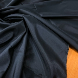 Отрез 1,65 м.
Подкладочная ткань из стоков HUGO BOSS в тёмно-синем цвете с каплей морской волны. Полотняного переплетения, с лёгким, благородным отливом. Тактильно очень мягкая, Немного тянется. Плотность 112 г/м. Подходит для костюмов и платьев.