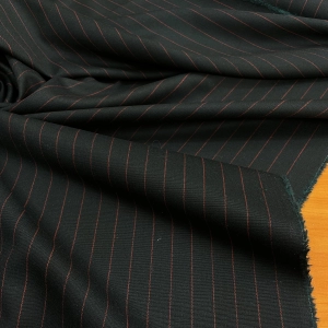 Великолепная, плотная костюмная шерсть из стоков Armani в очень тёмном изумрудном цвете с продольной полоской красного цвета. Гладкая тактильно, с хорошим формоустойчивым характером. Идеально подходит для верхней одежды на тёплую весну. Плотность 440 г/м.