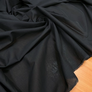 Лёгкий, воздушный батист в чёрном цвете. Отлично подходит для пошива блузонов, туник, многослойных платьев, юбок и так же в качестве подклада для лёгких изделий.