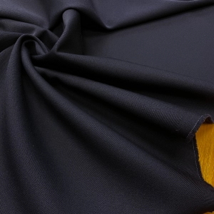 Великолепная костюмная шерсть в тёмно-синем цвете из итальянского стока диагонального переплетения. Плотная, с хорошим формоустойчивым характером, при этом не жёсткая и не сухая. Идеально подходит для пошива верхней одежды: мужской пиджак, женский жакет на тёплую весну или бомбер.